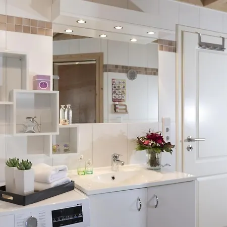 Schwalbennest Für Bis Zu 6 Personen Mit Kaminofen, Whirlpool Und Sauna - Haustiere Herzlich Willkommen, Nah Am Hafen