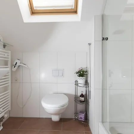 Schwalbennest Für Bis Zu 6 Personen Mit Kaminofen, Whirlpool Und Sauna - Haustiere Herzlich Willkommen, Nah Am Hafen Greetsiel